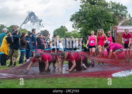 15 juillet 2023. L'événement Reading Pretty Muddy Race for Life a eu lieu à Prospect Park, Reading, Berkshire, Angleterre, au cours du week-end, avec des courses d'obstacles pour les enfants et les adultes. L'événement caritatif recueille des fonds pour cancer Research UK. Banque D'Images