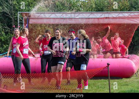 15 juillet 2023. L'événement Reading Pretty Muddy Race for Life a eu lieu à Prospect Park, Reading, Berkshire, Angleterre, au cours du week-end, avec des courses d'obstacles pour les enfants et les adultes. L'événement caritatif recueille des fonds pour cancer Research UK. Banque D'Images