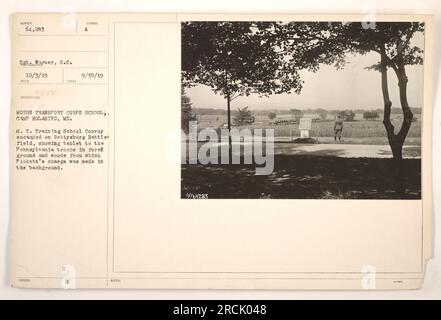 M.T.C. Le convoi scolaire campe sur le champ de bataille de Gettysburg, avec une tablette honorant les troupes de Pennsylvanie au premier plan et les bois en arrière-plan à partir desquels la charge de Pickett est lancée. Banque D'Images