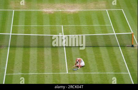 Marketa Vondrousova célèbre avoir remporté la finale du simple féminin après avoir remporté la victoire contre ONS Jabeur le 13e jour des Championnats de Wimbledon 2023 au All England Lawn tennis and Croquet Club à Wimbledon. Date de la photo : Samedi 15 juillet 2023. Banque D'Images