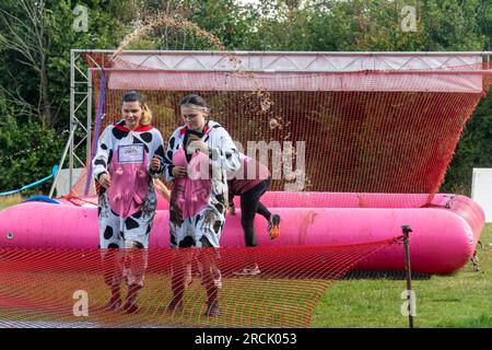 15 juillet 2023. L'événement Reading Pretty Muddy Race for Life a eu lieu à Prospect Park, Reading, Berkshire, Angleterre, au cours du week-end, avec des courses d'obstacles pour les enfants et les adultes. L'événement caritatif recueille des fonds pour cancer Research UK. Banque D'Images