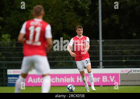 Dirkshorn, pays-Bas. 15 juillet 2023. DIRKSHORN, PAYS-BAS - JUILLET 15 : Peer Koopmeiners de AZ Alkmaar fait des gestes lors du match amical de pré-saison entre AZ et Lech Poznan au V.V. Dirkshorn le 15 juillet 2023 à Dirkshorn, pays-Bas (photo de Patrick Goosen/Orange Pictures) crédit : Orange pics BV/Alamy Live News Banque D'Images