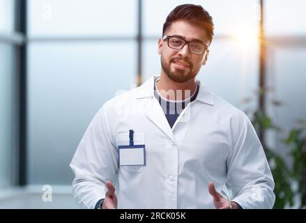 Médecin masculin souriant avec des lunettes et de la barbe Banque D'Images