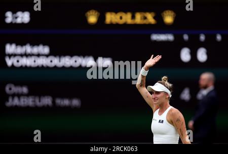Marketa Vondrousova célèbre avoir remporté la finale du simple féminin après avoir remporté la victoire contre ONS Jabeur le 13e jour des Championnats de Wimbledon 2023 au All England Lawn tennis and Croquet Club à Wimbledon. Date de la photo : Samedi 15 juillet 2023. Banque D'Images