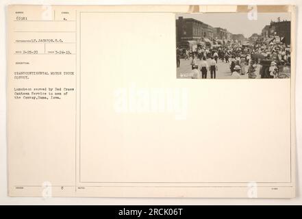 Les membres d'un convoi transcontinental de camions profitent d'un déjeuner offert par le service de cantine de la Croix-Rouge à Tama, Iowa. Le convoi, composé de 188 véhicules, s’arrête pour un repas pendant leur voyage le 24 juillet 1919. Photo prise par LT. Jackson S.C. Banque D'Images