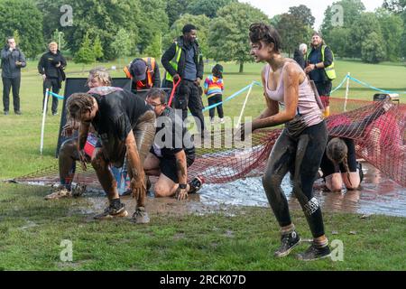 15 juillet 2023. L'événement Reading Pretty Muddy Race for Life a eu lieu à Prospect Park, Reading, Berkshire, Angleterre, au cours du week-end, avec des courses d'obstacles pour les enfants et les adultes. L'événement caritatif recueille des fonds pour cancer Research UK. Banque D'Images