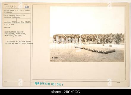 Légende : « un camion à bouteilles de gaz est utilisé pour gonfler un ballon au détachement de ballons du quartier général à Post Field, fort Sill, Oklahoma. Cette photographie a été prise le 21 mai 1918.' Banque D'Images