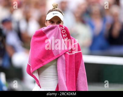 Marketa Vondrousova célèbre avoir remporté la finale du simple féminin après avoir remporté la victoire contre ONS Jabeur le 13e jour des Championnats de Wimbledon 2023 au All England Lawn tennis and Croquet Club à Wimbledon. Date de la photo : Samedi 15 juillet 2023. Banque D'Images