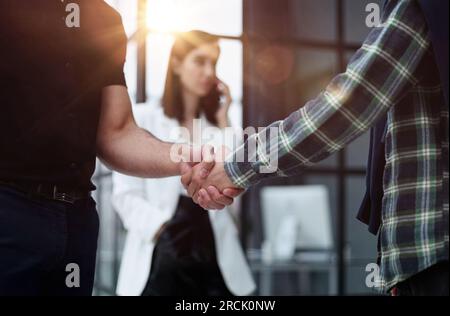 Close-up of two business people shaking hands Banque D'Images
