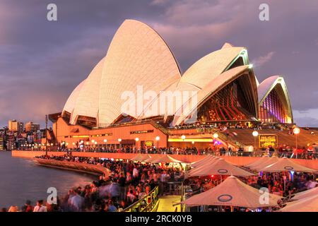 Soirée à l'Opéra de Sydney, en Australie pendant le festival Vivid, avec des foules de gens dans l'attente de l'illumination. Banque D'Images