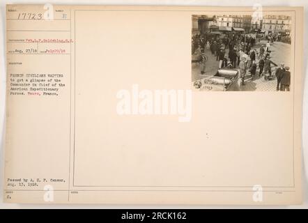 Des civils français attendent impatiemment d'apercevoir le commandant en chef des Forces expéditionnaires américaines pendant la première Guerre mondiale à Tours, en France. La photographie a été prise par le VP L.P. Goldshlag le 29 juillet 1918, et a été émis par l'A.E.F. Censurer le 13 août 1918. Banque D'Images