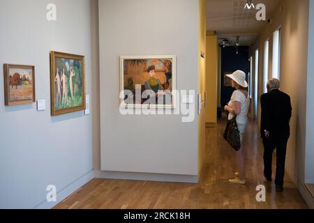 Musée de Pont-Aven Galerie d'art, également connu sous le nom de Musée des Beaux Arts de Pont-Aven. Touriste visitant le musée qui possède une grande collection de peintures de l'école de Pont-Aven. Grand tableau de femme est Portrait de Madame Champsaur par Claude -Emile Schuffenecker. Pont Aven, Bretagne, France 6 juillet 2023. HOMER SYKES des années 2020 Banque D'Images