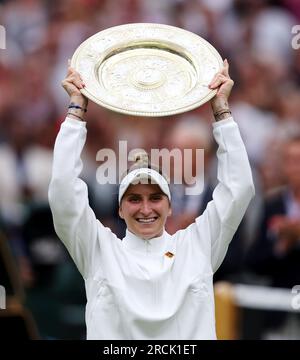 Marketa Vondrousova célèbre avec le plat venus Rosewater après la victoire contre ONS Jabeur lors de la finale en simple féminine le 13e jour des Championnats de Wimbledon 2023 au All England Lawn tennis and Croquet Club à Wimbledon. Date de la photo : Samedi 15 juillet 2023. Banque D'Images