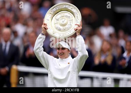 Marketa Vondrousova célèbre avec le plat venus Rosewater après la victoire contre ONS Jabeur lors de la finale en simple féminine le 13e jour des Championnats de Wimbledon 2023 au All England Lawn tennis and Croquet Club à Wimbledon. Date de la photo : Samedi 15 juillet 2023. Banque D'Images