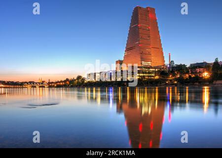 Paysage riverscape nocturne à Bâle, en Suisse, avec des tours Roche récemment construites, conçues par Herzog & de Meuron le long du Rhin. Banque D'Images