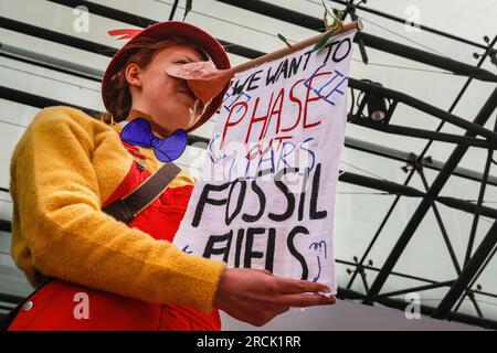 Londres, Royaume-Uni. 15 juillet 2023. Des manifestants et des groupes d'activistes comme Just Stop Oil, XR et les artistes de la brigade rouge se rassemblent au ministère de la sécurité énergétique et à Net Zero, puis marchent à travers le centre de Londres jusqu'au siège de la compagnie pétrolière Equinor près de Paddington. La manifestation est contre le projet de nouveau champ pétrolier à Rosebank, en mer du Nord. Crédit : Imageplotter/Alamy Live News Banque D'Images