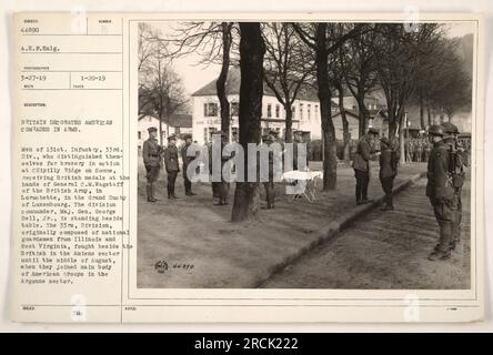 Hommes de la 131st Infantry, 33rd Division, recevant des médailles britanniques du général C.M. Wagstaff de l'armée britannique à Lorochette, Grand-Duché de Luxembourg. Le commandant de division, le major général George Bell Jr., est présent. La 33e division combattit avec les Britanniques dans le secteur d'Amiens avant de rejoindre les troupes américaines dans le secteur d'Argonne. Banque D'Images