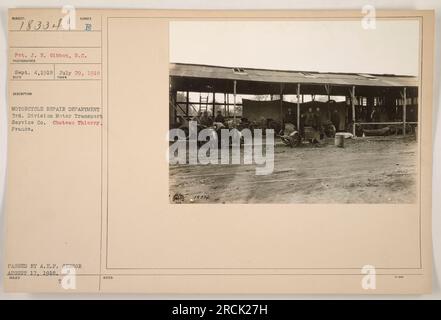 Le soldat J. E. Gibbon du signal corps est vu sur cette photographie prise le 29 juillet 1918. Il est au service de réparation de moto de la Société de Service de transport automobile appartenant à la 3e Division à Château Thierry, en France. Cette image a été transmise par l'A.E.F. Censurer le 17 août 1918. Banque D'Images