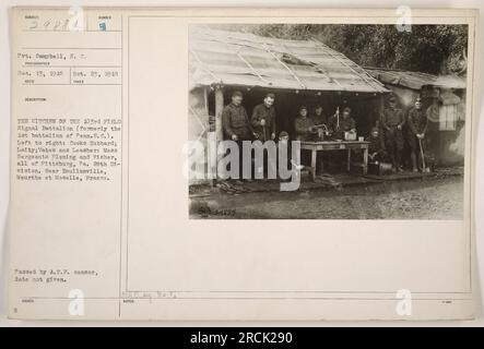 Des soldats non identifiés du 103e bataillon de signaux de la 28e division dans la cuisine près de Boullonville, en France. Les soldats sont identifiés comme Cooks Hubbard, Laity, Vates et Leasher, et Sergents Fleming et Fisher. Photo prise le 23 octobre 1918, mais date de censure non disponible.' Banque D'Images