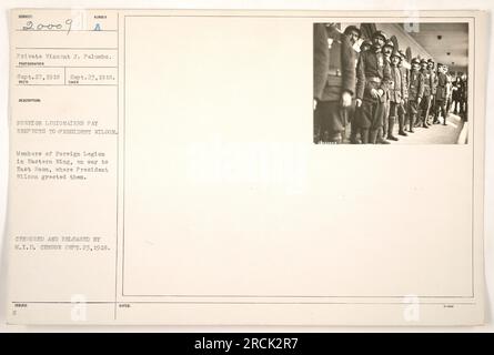 Les membres de la Légion étrangère rendent hommage au président Wilson. Ils sont vus dans l'aile est en route vers la salle est, où le président les a accueillis. Cette photographie a été prise le 23 septembre 1918 et a été censurée et publiée par le censeur du M.I.D. le même jour. Banque D'Images