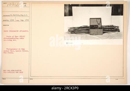 La photo montre le lieutenant Zalibra, SIG. R. C. RECHALg. 9/18, faire fonctionner un appareil de radiotélégraphie. L'équipement représenté fait partie du récepteur radio radiogoniométrique de type SCR-83. La photo a été prise le 5 août 1918, au Camp Alfred Vail à Little Silver, New Jersey. Cette image n'est pas destinée à la publication et est destinée à un usage officiel seulement. Des notes supplémentaires indiquent que le numéro d'identification de la photographie est 111-SC-15365. Banque D'Images