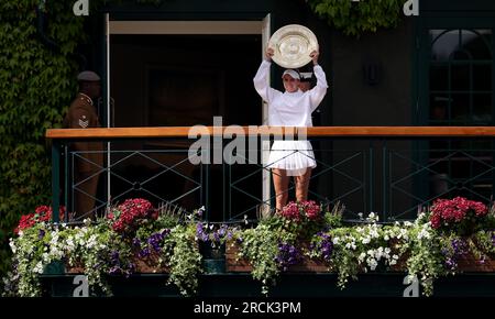 Marketa Vondrousova célèbre avec le plat venus Rosewater après avoir remporté la victoire sur ONS Jabeur lors de la finale en simple féminine le 13e jour des Championnats de Wimbledon 2023 au All England Lawn tennis and Croquet Club à Wimbledon. Date de la photo : Samedi 15 juillet 2023. Banque D'Images