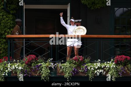 Marketa Vondrousova célèbre avec le plat venus Rosewater après avoir remporté la victoire sur ONS Jabeur lors de la finale en simple féminine le 13e jour des Championnats de Wimbledon 2023 au All England Lawn tennis and Croquet Club à Wimbledon. Date de la photo : Samedi 15 juillet 2023. Banque D'Images