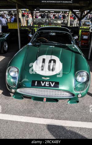 Aston Martin DB4GT Zagato 1961, VEV 1 pilotée par Roy Salvadori, à la 3e place de la course TT 1961 à Goodwood. Exposé au Goodwood Revival 2011 Banque D'Images