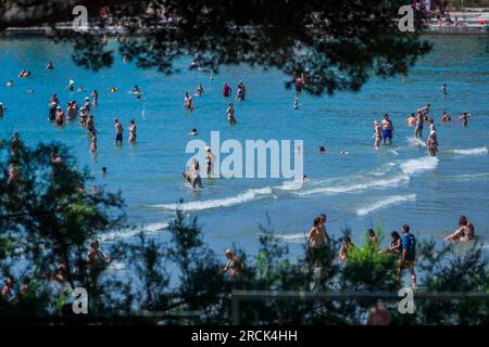 Split, Croatie. 15 juillet 2023. Foule sur la plage populaire Bacvice, à Split, Croatie, le 15 juillet 2023. Photo : Zvonimir Barisin/PIXSELL crédit : Pixsell/Alamy Live News Banque D'Images