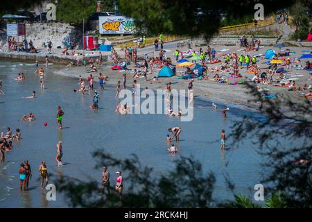 Split, Croatie. 15 juillet 2023. Foule sur la plage populaire Bacvice, à Split, Croatie, le 15 juillet 2023. Photo : Zvonimir Barisin/PIXSELL crédit : Pixsell/Alamy Live News Banque D'Images