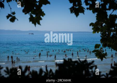 Split, Croatie. 15 juillet 2023. Foule sur la plage populaire Bacvice, à Split, Croatie, le 15 juillet 2023. Photo : Zvonimir Barisin/PIXSELL crédit : Pixsell/Alamy Live News Banque D'Images