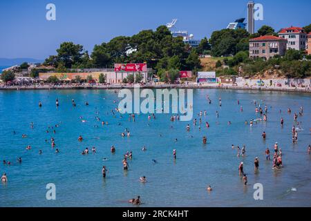 Split, Croatie. 15 juillet 2023. Foule sur la plage populaire Bacvice, à Split, Croatie, le 15 juillet 2023. Photo : Zvonimir Barisin/PIXSELL crédit : Pixsell/Alamy Live News Banque D'Images
