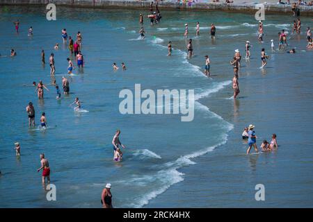 Split, Croatie. 15 juillet 2023. Foule sur la plage populaire Bacvice, à Split, Croatie, le 15 juillet 2023. Photo : Zvonimir Barisin/PIXSELL crédit : Pixsell/Alamy Live News Banque D'Images