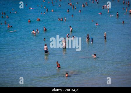 Split, Croatie. 15 juillet 2023. Foule sur la plage populaire Bacvice, à Split, Croatie, le 15 juillet 2023. Photo : Zvonimir Barisin/PIXSELL crédit : Pixsell/Alamy Live News Banque D'Images