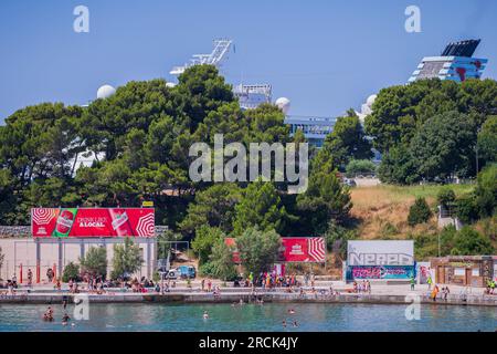 Split, Croatie. 15 juillet 2023. Foule sur la plage populaire Bacvice, à Split, Croatie, le 15 juillet 2023. Photo : Zvonimir Barisin/PIXSELL crédit : Pixsell/Alamy Live News Banque D'Images