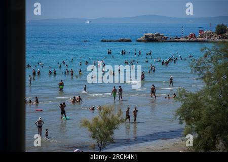 Split, Croatie. 15 juillet 2023. Foule sur la plage populaire Bacvice, à Split, Croatie, le 15 juillet 2023. Photo : Zvonimir Barisin/PIXSELL crédit : Pixsell/Alamy Live News Banque D'Images