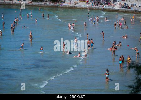 Split, Croatie. 15 juillet 2023. Foule sur la plage populaire Bacvice, à Split, Croatie, le 15 juillet 2023. Photo : Zvonimir Barisin/PIXSELL crédit : Pixsell/Alamy Live News Banque D'Images