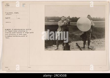 Des membres de la Section météorologique du signal corps sont vus se préparant à lancer un ballon pilote afin de déterminer la vitesse et la direction du vent. La photographie a été prise près de Colombey-les-belles, au sud de Toul, et porte le numéro 50695. Banque D'Images