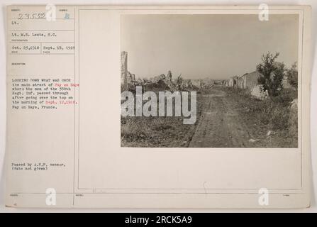 La photographie montre la rue principale de Fay sur Haye, en France, où les hommes du 358e régiment d'infanterie sont passés après être passés au-dessus du sommet le 12 septembre 1918. L'image a été prise le 23 octobre 1918 et a été envoyée pour examen par le censeur de l'A.E.P. Banque D'Images