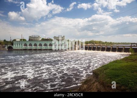 La centrale hydroélectrique de Volkhov est une centrale hydroélectrique située sur la rivière Volkhov, dans l'oblast de Leningrad, en Russie Banque D'Images