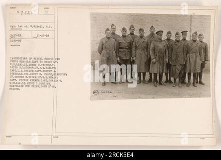 Les instructeurs de l'école signal, écoles du 2e corps, sont vus sur une photographie prise à Châtillon-sur-Seine, Côte d'Or, France. Les noms des individus sur la photo sont les suivants : Sgt. 1st cl. W.W. Bell, S.C., Lt. W.E. Lind, lieutenant Henry S. Price, lieutenant Leigh H. Lathrop, lieutenant J.G. Hailey, capitaine L.H. Debaun, Capt. Robert A. Jones, Lieutenant-colonel Harry G. Chase (directeur), Lieutenant George W. Ziska, Lieutenant R.H. Beman, capitaine Victor Kerney, capitaine Donald C. MacLean, lieutenant Jesse L. Dobbins. La photographie a été prise le 3-10-19, et la description et la source de la photographie sont indiquées comme Sumber et instructeur délivré Banque D'Images