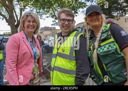 Southend on Sea, Royaume-Uni. 15 juillet 2023. Anna Firth, à gauche, députée conservatrice de Southend West, lors de l'événement. Des milliers de personnes participent à la parade annuelle de la fierté sur la High Street et au festival sur Warrior Square. Penelope Barritt/Alamy Live News Banque D'Images