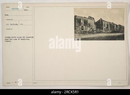 Maison en ruine le long du bord de la route près de la ville de Bazailles, France. La photographie, prise par le photographe G=2₂ 65796 le 5-12-19, représente une habitation dévastée marquée des symboles E et I. La maison est dans un état de ruines, suggérant des dommages importants causés pendant la première Guerre mondiale. Des notes supplémentaires mentionnent une gamme potentielle de victimes (3-3000). Banque D'Images