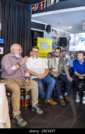 VALKENBURG - le vice-président Frans Timmermans de la Commission européenne s'entretient avec des jeunes du Limbourg à de Polfermolen sur l'adaptation au changement climatique. En 2021, de violentes tempêtes ont provoqué une inondation dans certaines parties de l'Allemagne, de la Belgique et des pays-Bas dans le Limbourg. Les murs de quai et le pont de Valkenburg ont été détruits lors des inondations. ANP MARCEL VAN HOORN netherlands Out - belgique Out Banque D'Images