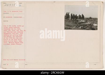 Hommes des 105e, 106e, 107e et 108e infanterie, anciennement connu sous le nom de 2e, 71e, 12e, 23e, 14e, Les 7th, 1st, 3rd, et 74th New York Infantry Regiments, qui font tous partie de la 27th Division, se préparent à enterrer les soldats tués dans la campagne qui a commencé le 29 septembre 1918. L'emplacement est entre Duncan Post et Bony, Aisne, France. Photo obtenue du censeur des Forces expéditionnaires américaines, publiée le 30 octobre 1918. url : www Banque D'Images