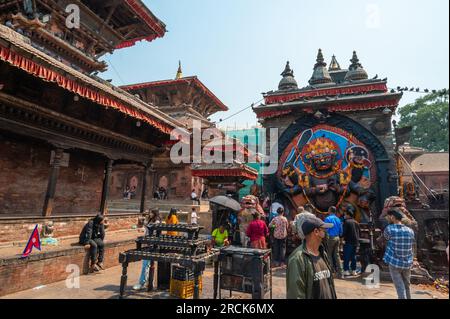 Katmandou, Népal - 17 avril 2023 : les gens visitent et adorent Kaal Bhairav, un sanctuaire hindou situé sur Kathmandu Durbar Square, un Heri mondial de l'UNESCO Banque D'Images