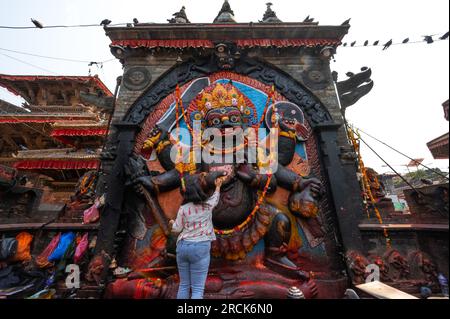 Katmandou, Népal - 17 avril 2023 : les gens visitent et adorent Kaal Bhairav, un sanctuaire hindou situé sur Kathmandu Durbar Square, un Heri mondial de l'UNESCO Banque D'Images