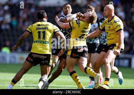 Ligi Sao du Hull FC (au centre) et Jordan Johnstone de Castlefords (troisième à partir de la droite) se disputent le ballon lors du match de Betfred Super League au MKM Stadium de Hull. Date de la photo : Samedi 15 juillet 2023. Banque D'Images