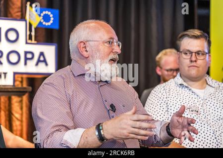 VALKENBURG - le vice-président Frans Timmermans de la Commission européenne s'entretient avec des jeunes du Limbourg à de Polfermolen sur l'adaptation au changement climatique. En 2021, de violentes tempêtes ont provoqué une inondation dans certaines parties de l'Allemagne, de la Belgique et des pays-Bas dans le Limbourg. Les murs de quai et le pont de Valkenburg ont été détruits lors des inondations. ANP MARCEL VAN HOORN netherlands Out - belgique Out Banque D'Images