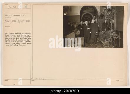Légende : Lt. E.N. Jackson, S.C., photographié avec M. Thomas Watson et le président Wilson le 29 décembre 1918. L'image capture un moment historique alors que M. Watson, âgé de 90 ans, est le seul érudit survivant à avoir fréquenté l'école du dimanche dirigée par le grand-père de M. Wilson, le révérend Thomas Woodrow. Lieu : Carlisle, Angleterre. Date de la photographie : 5 février 1919. Banque D'Images